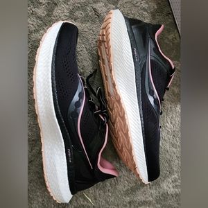 Saucony Hurricane 23